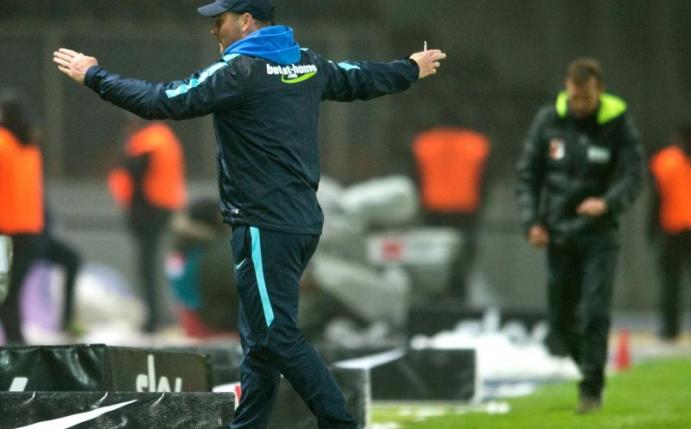 Pal Dardai (l) ärgert sich über die Schalker. Foto: Annegret Hilse