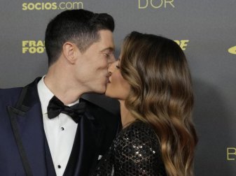 Robert Lewandowski bekommt von Ehefrau Anna ein Küsschen in Paris. Foto: Christophe Ena/AP/dpa Robert Lewandowski bekommt von Ehefrau Anna ein Küsschen in Paris. Foto: Christophe Ena/AP/dpa