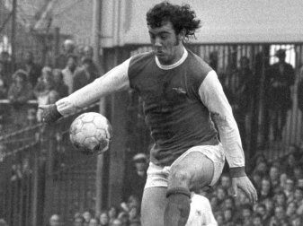 Ray Kennedy, 1972 in Aktion für den FC Arsenal. Der ehemalige englische Fußball-Nationalspieler ist im Alter von 70 Jahren gestorben. Foto: -/PA Wire/dpa Ray Kennedy, 1972 in Aktion für den FC Arsenal. Der ehemalige englische Fußball-Nationalspieler ist im Alter von 70 Jahren gestorben. Foto: -/PA Wire/dpa