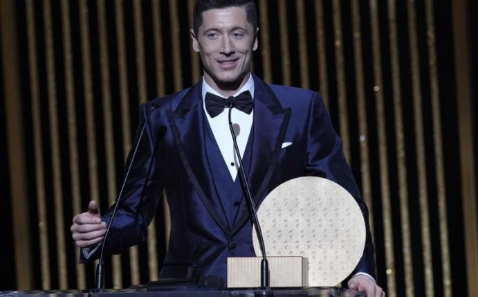 Musste sich bei der Ballon d'Or-Wahl mit Platz zwei begnügen: Bayern-Torjäger Robert Lewandowski. Foto: Christophe Ena/AP/dpa