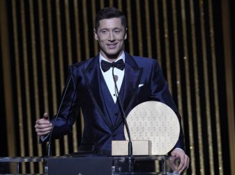 Musste sich bei der Ballon d'Or-Wahl mit Platz zwei begnügen: Bayern-Torjäger Robert Lewandowski. Foto: Christophe Ena/AP/dpa Musste sich bei der Ballon d'Or-Wahl mit Platz zwei begnügen: Bayern-Torjäger Robert Lewandowski. Foto: Christophe Ena/AP/dpa