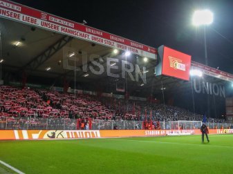 Bald schon wieder Geschichte? Beim Berliner Derby Union gegen Hertha waren die Zuschauerränge noch prall gefüllt. Foto: Andreas Gora/dpa Bald schon wieder Geschichte? Beim Berliner Derby Union gegen Hertha waren die Zuschauerränge noch prall gefüllt. Foto: Andreas Gora/dpa