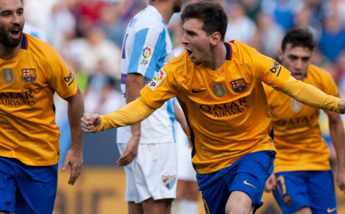 Lionel Messi (m.) schießt Barcelona auf Platz eins (Quelle: SID)