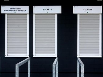 Verkaufte Eintrittskarten von Gladbach für das Heimspiel gegen den SC Freiburg werden storniert, das Geld zurückerstattet. Foto: Roland Weihrauch/dpa Verkaufte Eintrittskarten von Gladbach für das Heimspiel gegen den SC Freiburg werden storniert, das Geld zurückerstattet. Foto: Roland Weihrauch/dpa