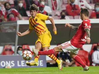 Der FC Barcelona muss länger auf Sergi Roberto (l) verzichten. Foto: Armando Franca/AP/dpa