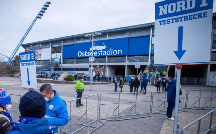 Hansa Rostock darf nur 1000 Zuschauer zur Partie gegen den FC Ingolstadt ins Ostseestadion lassen. Foto: Jens Büttner/dpa-Zentralbild/dpa