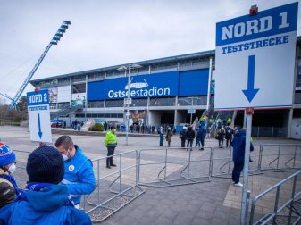 Hansa Rostock darf nur 1000 Zuschauer zur Partie gegen den FC Ingolstadt ins Ostseestadion lassen. Foto: Jens Büttner/dpa-Zentralbild/dpa Hansa Rostock darf nur 1000 Zuschauer zur Partie gegen den FC Ingolstadt ins Ostseestadion lassen. Foto: Jens Büttner/dpa-Zentralbild/dpa