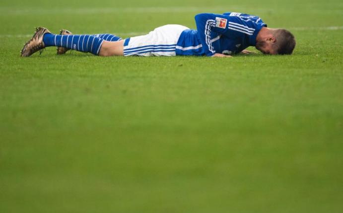 Schalkes Klaas-Jan Huntelaar liegt nach der 1:3-Niederlage gegen Werder Bremen auf dem Boden. Foto: Marius Becker(Marius Becker)