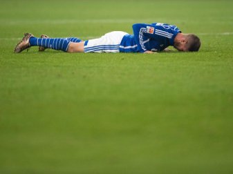 Schalkes Klaas-Jan Huntelaar liegt nach der 1:3-Niederlage gegen Werder Bremen auf dem Boden. Foto: Marius Becker(Marius Becker) Schalkes Klaas-Jan Huntelaar liegt nach der 1:3-Niederlage gegen Werder Bremen auf dem Boden. Foto: Marius Becker(Marius Becker)
