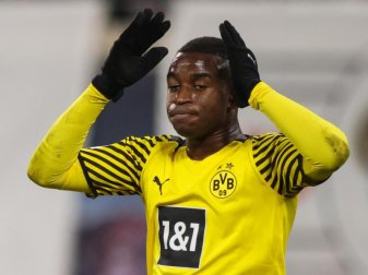 Hat sich einen Muskelfaserrisses zugezogen und fällt für Borussia Dortmund länger aus: Youssoufa Moukoko. Foto: Jan Woitas/dpa-Zentralbild/dpa Hat sich einen Muskelfaserrisses zugezogen und fällt für Borussia Dortmund länger aus: Youssoufa Moukoko. Foto: Jan Woitas/dpa-Zentralbild/dpa