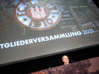 Oke Göttlich wurde als Präsident des FC St. Pauli bei der Mitgliederversammlung wiedergewählt. Foto: Gregor Fischer/dpa Oke Göttlich wurde als Präsident des FC St. Pauli bei der Mitgliederversammlung wiedergewählt. Foto: Gregor Fischer/dpa