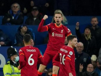 Liverpools Torschütze Jordan Henderson (M) feiert den ersten Treffer seiner Mannschaft beim FC Everton. Foto: Peter Byrne/PA Wire/dpa