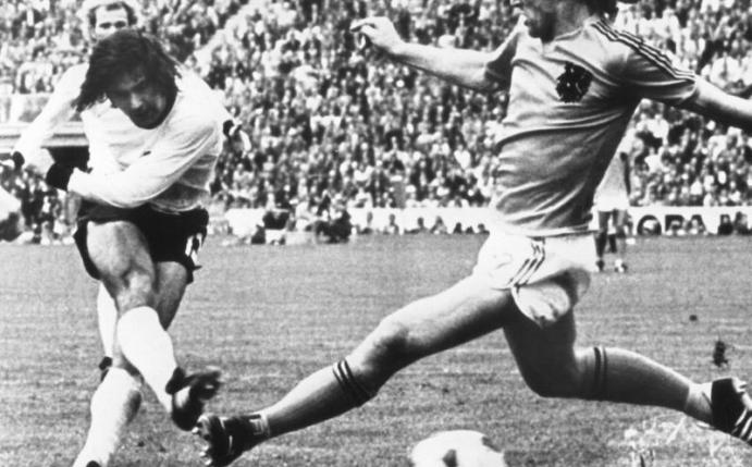 Der deutsche Stürmer Gerd Müller (l) erzielt den Siegtreffer im Fußball-WM-Finale 1974 in München. Foto: picture alliance / dpa