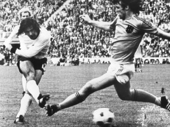 Der deutsche Stürmer Gerd Müller (l) erzielt den Siegtreffer im Fußball-WM-Finale 1974 in München. Foto: picture alliance / dpa Der deutsche Stürmer Gerd Müller (l) erzielt den Siegtreffer im Fußball-WM-Finale 1974 in München. Foto: picture alliance / dpa