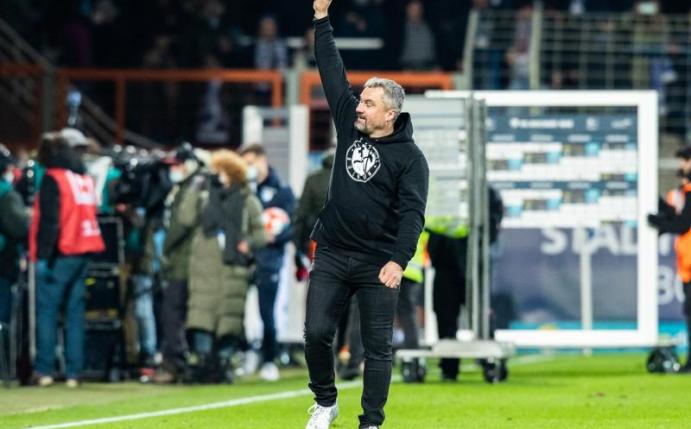 Ist mit Bochum in der Bundesliga angekommen: VfL-Trainer Thomas Reis. Foto: Marcel Kusch/dpa
