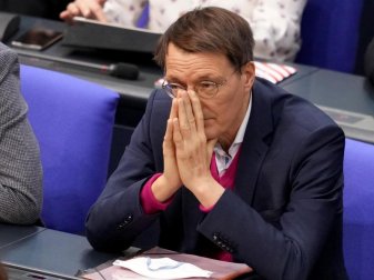 Fordert kurz vor dem Corona-Gipfel von Bund und Ländern eine Obergrenze für Fußballspiele: SPD-Politiker Karl Lauterbach. Foto: Kay Nietfeld/dpa Fordert kurz vor dem Corona-Gipfel von Bund und Ländern eine Obergrenze für Fußballspiele: SPD-Politiker Karl Lauterbach. Foto: Kay Nietfeld/dpa