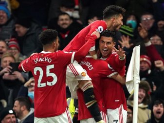 Cristiano Ronaldo (r) von Manchester United feiert den zweiten Treffer seiner Mannschaft gegen den FC Arsenal. Foto: Martin Rickett/PA Wire/dpa Cristiano Ronaldo (r) von Manchester United feiert den zweiten Treffer seiner Mannschaft gegen den FC Arsenal. Foto: Martin Rickett/PA Wire/dpa