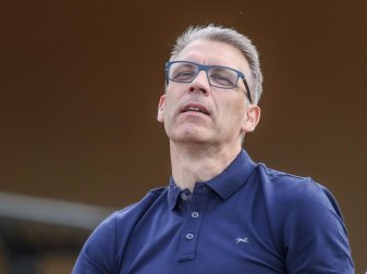 Ist mit Sportdirektor Rouven Schröder sehr zufrieden: Schalkes Sportvorstand Peter Knäbel. Foto: Tim Rehbein/dpa