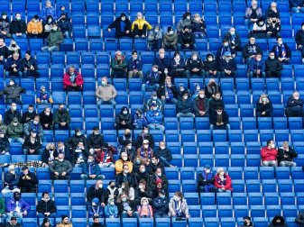 In den Stadien wird es vorerst wieder deutlich leerer: Höchstens 15.000 Zuschauer in den Arenen zugelassen. Foto: Uwe Anspach/dpa