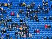 In den Stadien wird es vorerst wieder deutlich leerer: Höchstens 15.000 Zuschauer in den Arenen zugelassen. Foto: Uwe Anspach/dpa