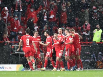 Jubel bei Schneefall im Stadion An der Alten Försterei: Die Spieler von Union Berlin feiern das 2:1 gegen RB Leipzig. Foto: Andreas Gora/dpa Jubel bei Schneefall im Stadion An der Alten Försterei: Die Spieler von Union Berlin feiern das 2:1 gegen RB Leipzig. Foto: Andreas Gora/dpa