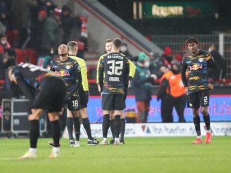 Die Leipziger haben ihre dritte Niederlage in Serie kassiert und lassen die Köpfe hängen. Foto: Andreas Gora/dpa Die Leipziger haben ihre dritte Niederlage in Serie kassiert und lassen die Köpfe hängen. Foto: Andreas Gora/dpa