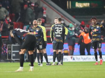 Enttäuschte Leipziger: Die RB-Profis nach der Niederlage bei Union Berlin. Foto: Andreas Gora/dpa Enttäuschte Leipziger: Die RB-Profis nach der Niederlage bei Union Berlin. Foto: Andreas Gora/dpa