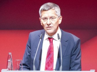 Hat die unterschiedliche Zuschauerbeschränkung in Fußballstadien aufgrund der weiter grassierenden vierten Corona-Welle kritisiert: Bayern-Präsident Herbert Hainer. Foto: Ulrich Gamel/kolbert-press/dpa Hat die unterschiedliche Zuschauerbeschränkung in Fußballstadien aufgrund der weiter grassierenden vierten Corona-Welle kritisiert: Bayern-Präsident Herbert Hainer. Foto: Ulrich Gamel/kolbert-press/dpa