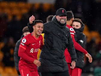 Jürgen Klopp und Thiago Alcantara freuen sich nach dem Last-Minute-Sieg in Wolverhampton. Foto: Nick Potts/PA Wire/dpa