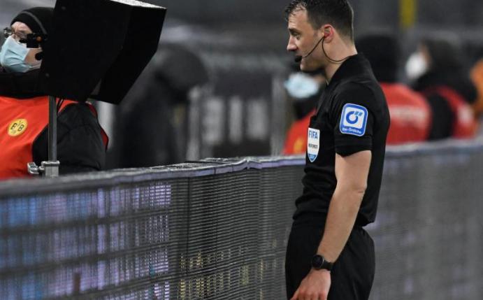 Schiedsrichter Felix Zwayer gab nach Studium der Video-Bilder einen Elfmeter für die Bayern. Foto: Bernd Thissen/dpa