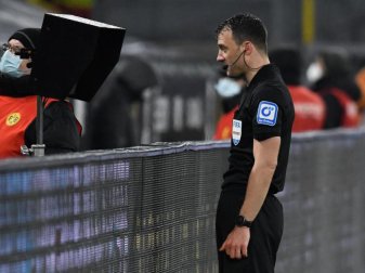 Schiedsrichter Felix Zwayer gab nach Studium der Video-Bilder einen Elfmeter für die Bayern. Foto: Bernd Thissen/dpa Schiedsrichter Felix Zwayer gab nach Studium der Video-Bilder einen Elfmeter für die Bayern. Foto: Bernd Thissen/dpa