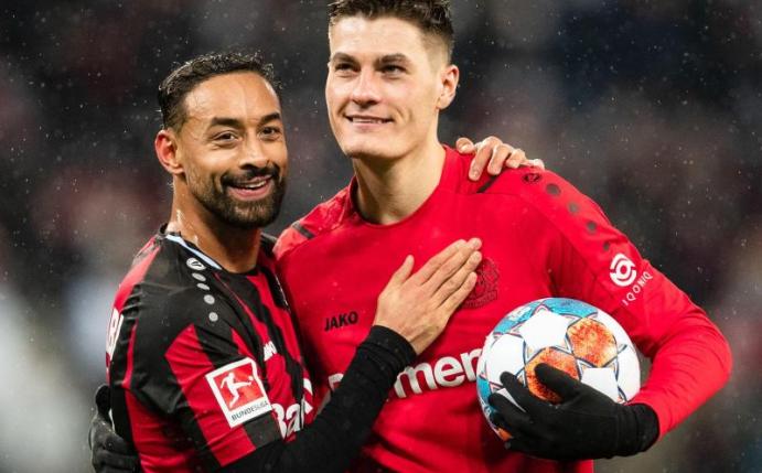 Souvenir: Patrik Schick nahm den Spielball seiner Tore-Gala mit nach Hause. Foto: Marius Becker/dpa