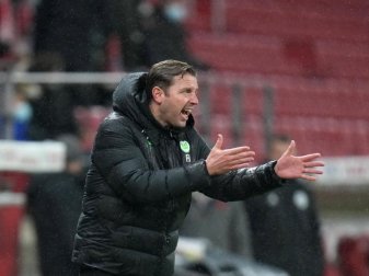 Stand mit Wolfsburg in Mainz sprichwörtlich im Regen: VfL-Cooach Florian Kohfeldt. Foto: Thomas Frey/dpa Stand mit Wolfsburg in Mainz sprichwörtlich im Regen: VfL-Cooach Florian Kohfeldt. Foto: Thomas Frey/dpa