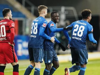 Torschütze Diadie Samassekou (2.v.r.) ist mit Hoffenheim auf Kurs Europapokal-Plätze. Foto: Uwe Anspach/dpa Torschütze Diadie Samassekou (2.v.r.) ist mit Hoffenheim auf Kurs Europapokal-Plätze. Foto: Uwe Anspach/dpa