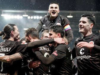 Herbstmeister: Der FC. St Pauli jubelt weiter von Platz eins. Foto: Axel Heimken/dpa Herbstmeister: Der FC. St Pauli jubelt weiter von Platz eins. Foto: Axel Heimken/dpa