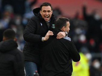 Hannovers Sportdirektor Marcus Mann (l) und Interimstrainer Christoph Dabrowski nach dem Sieg gegen den HSV. Foto: Swen Pförtner/dpa Hannovers Sportdirektor Marcus Mann (l) und Interimstrainer Christoph Dabrowski nach dem Sieg gegen den HSV. Foto: Swen Pförtner/dpa