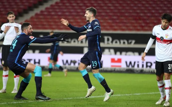 Herthas Stevan Jovetic (M) bejubelt sein zweites Tor. Foto: Tom Weller/dpa