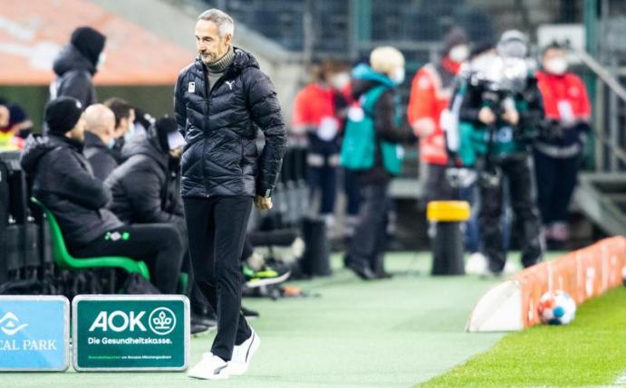 Trainer Adi Hütter kam im Sommer für 7,5 Millionen Euro nach Mönchengladbach. Foto: Marcel Kusch/dpa