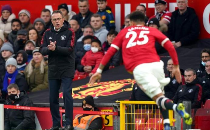 United-Trainer Ralf Rangnick ist von der Stimmung im Old Trafford begeistert. Foto: Martin Rickett/PA Wire/dpa