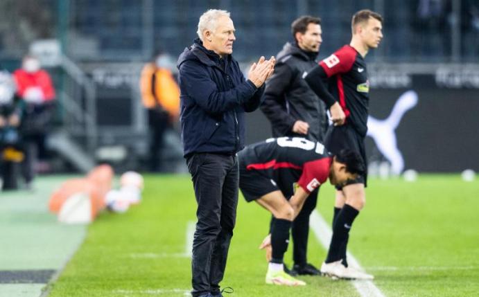 Freiburgs Trainer Christian Streich gewann zum ersten Mal in Mönchengladbach. Foto: Marcel Kusch/dpa