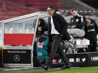 Herthas neuer Trainer Tayfun Korkut ballt nach dem Abpfiff in Stuttgart die Faust. Foto: Tom Weller/dpa Herthas neuer Trainer Tayfun Korkut ballt nach dem Abpfiff in Stuttgart die Faust. Foto: Tom Weller/dpa