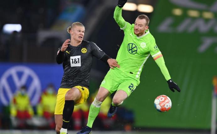 Maximilian Arnold (r) hat die sportlichen Probleme des VfL Wolfsburg in dieser Saison auch mit dem Trainerwechsel im Sommer erklärt. Foto: Swen Pförtner/dpa