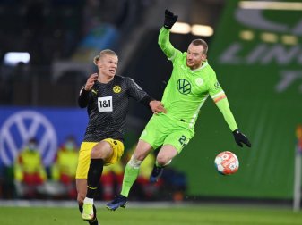 Maximilian Arnold (r) hat die sportlichen Probleme des VfL Wolfsburg in dieser Saison auch mit dem Trainerwechsel im Sommer erklärt. Foto: Swen Pförtner/dpa Maximilian Arnold (r) hat die sportlichen Probleme des VfL Wolfsburg in dieser Saison auch mit dem Trainerwechsel im Sommer erklärt. Foto: Swen Pförtner/dpa