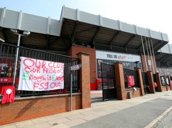 Mit Transparenten am Stadion an der Anfield Road protestierten Fans gegen die Teilnahme des FC Liverpool an der Super League. Foto: Peter Byrne/PA Wire/dpa Mit Transparenten am Stadion an der Anfield Road protestierten Fans gegen die Teilnahme des FC Liverpool an der Super League. Foto: Peter Byrne/PA Wire/dpa