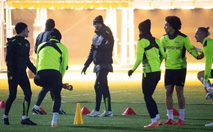 BVB-Trainer Marco Rose (M) leitet das Abschlusstraining zum Spiel gegen Besiktas Istanbul. Foto: Federico Gambarini/dpa