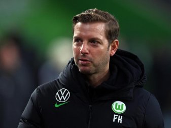 Wolfsburgs Trainer Florian Kohfeldt braucht mit seinem Team einen Sieg. Foto: Swen Pförtner/dpa