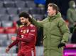 Trainer Julian Nagelsmann muss gegen den FC Barcelona eventuell auf Serge Gnabry (l) verzichten. Foto: Peter Kneffel/dpa