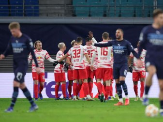 Leipzigs Spieler (hinten) bejubeln das Tor zum 1:0 gegen die Gäste aus Manchester. Foto: Jan Woitas/dpa-Zentralbild/dpa Leipzigs Spieler (hinten) bejubeln das Tor zum 1:0 gegen die Gäste aus Manchester. Foto: Jan Woitas/dpa-Zentralbild/dpa