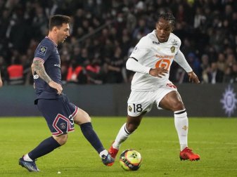 Vom Transfer-Flop zum begehrten Spieler: Renato Sanches (r) von OSC Lille im Duell mit Lionel Messi. Foto: Michel Euler/AP/dpa Vom Transfer-Flop zum begehrten Spieler: Renato Sanches (r) von OSC Lille im Duell mit Lionel Messi. Foto: Michel Euler/AP/dpa