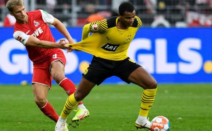 BVB-Abwehrspieler Manuel Akanji (r) fällt vorerst aus. Foto: Bernd Thissen/dpa
